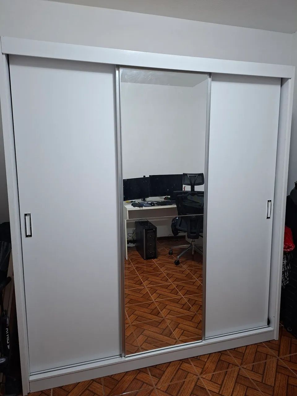 Guarda Roupa com espelho e porta de correr