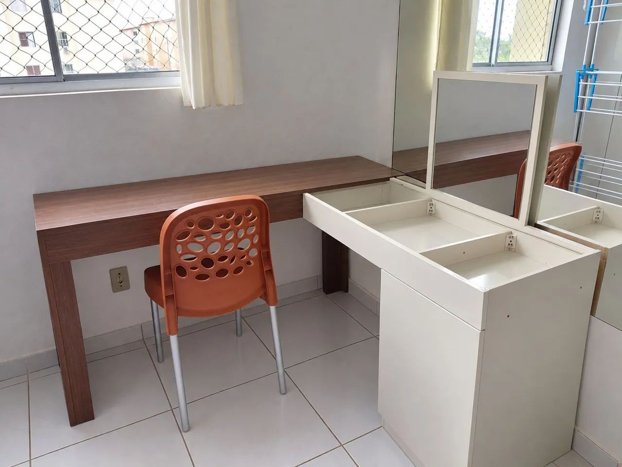 Penteadeira e escrivaninha 