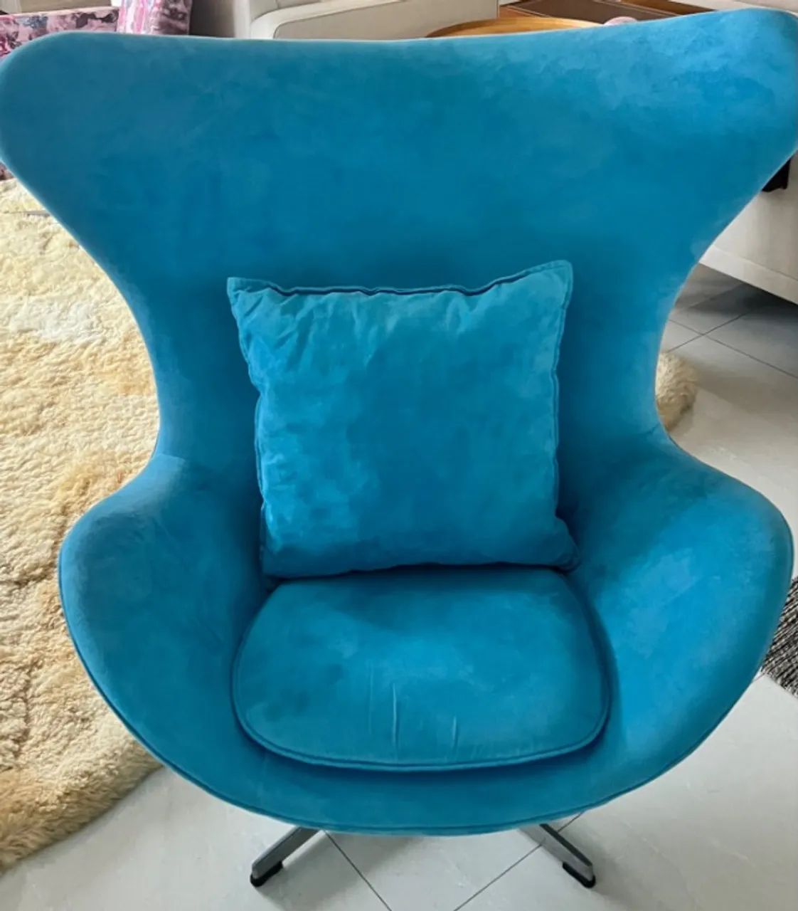 Poltrona Egg Giratória Azul com Almofada - Excelente Estado