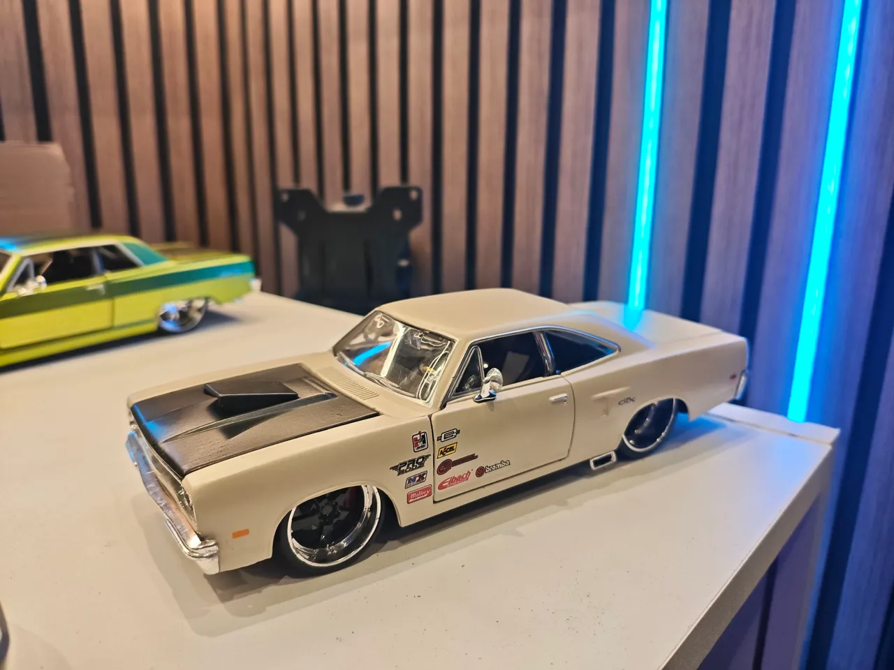 Miniatura Chevrolet Suburban 1993 Sunnyside 1/24 - Hobbies e