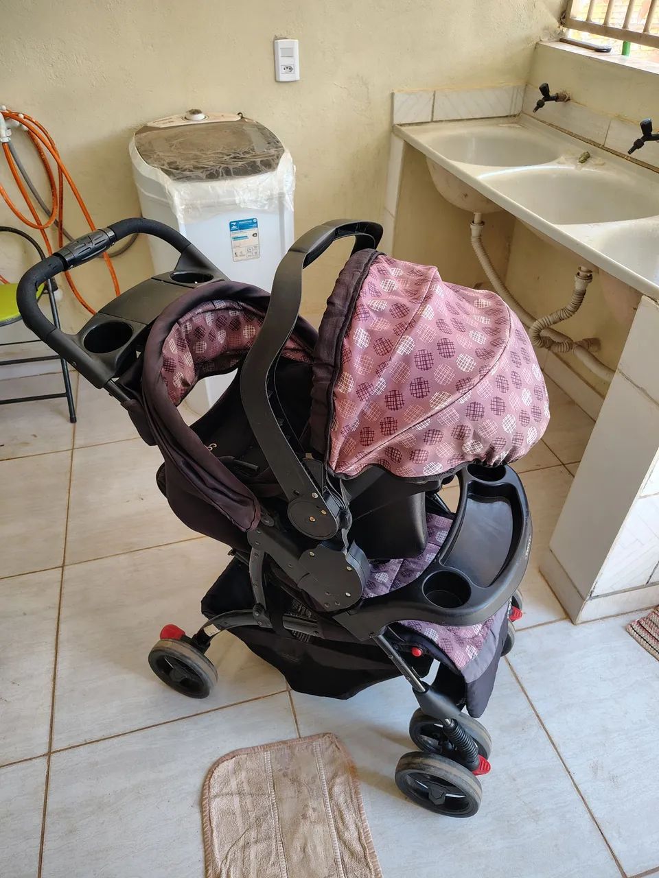 CARRINHO DE BEBÊ COM BEBÊ CONFORTO 