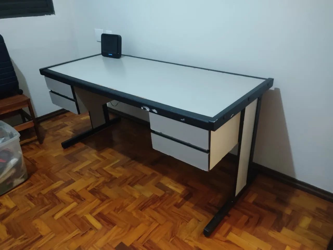 VENDO MESA DE ESCRITÓRIO COM 4 GAVETAS - Foto 3