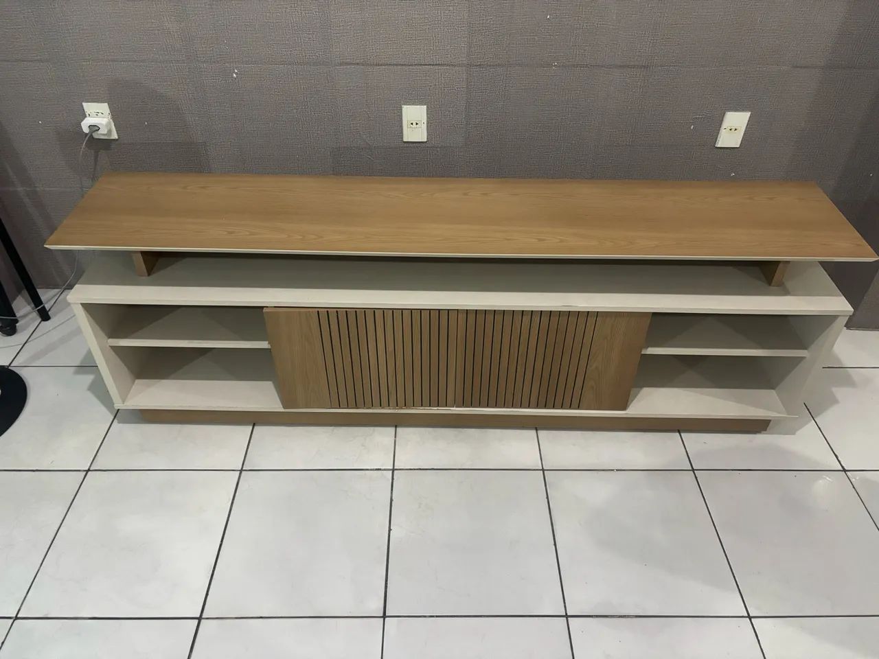 Rack Bege e Madeira com Porta Ripada - Foto 3