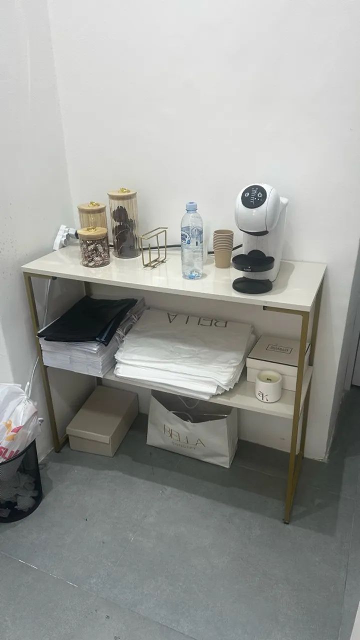 Vendo aparador com estrutura de ferro dourada