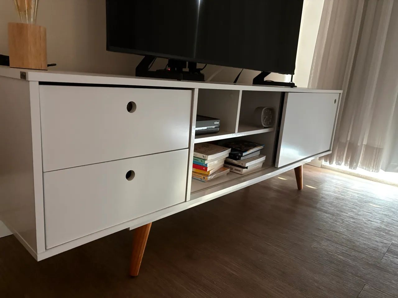 Rack para TV Mobly Branco Retrô com Gavetas e Nichos - Foto 2