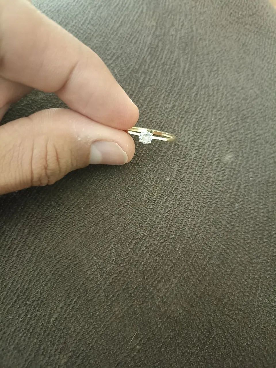 Anel de ouro solitário 