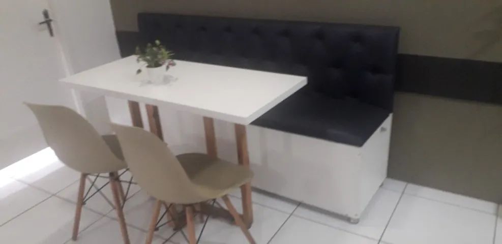  conj. de mesa com duas cadeiras Eiffel e sofá com baú