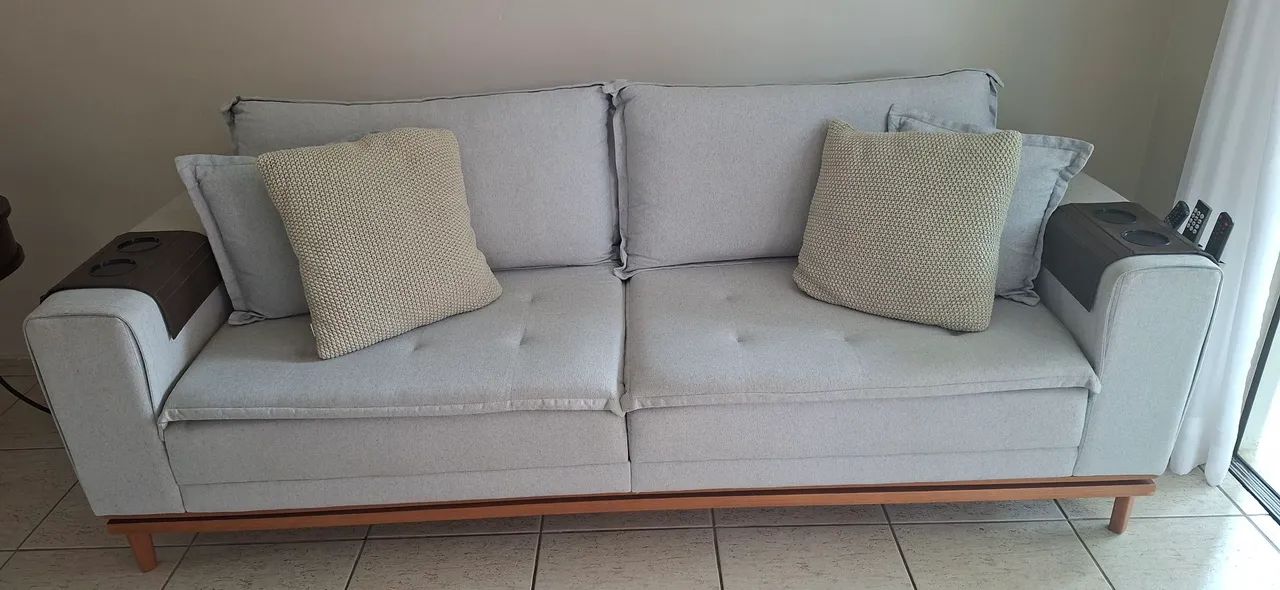Sofá em linho, cinza claro. Medida: 2,40cm. - Foto 3