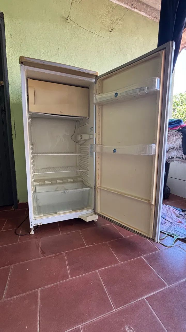 Vende-se geladeira 110v usada  - Foto 2
