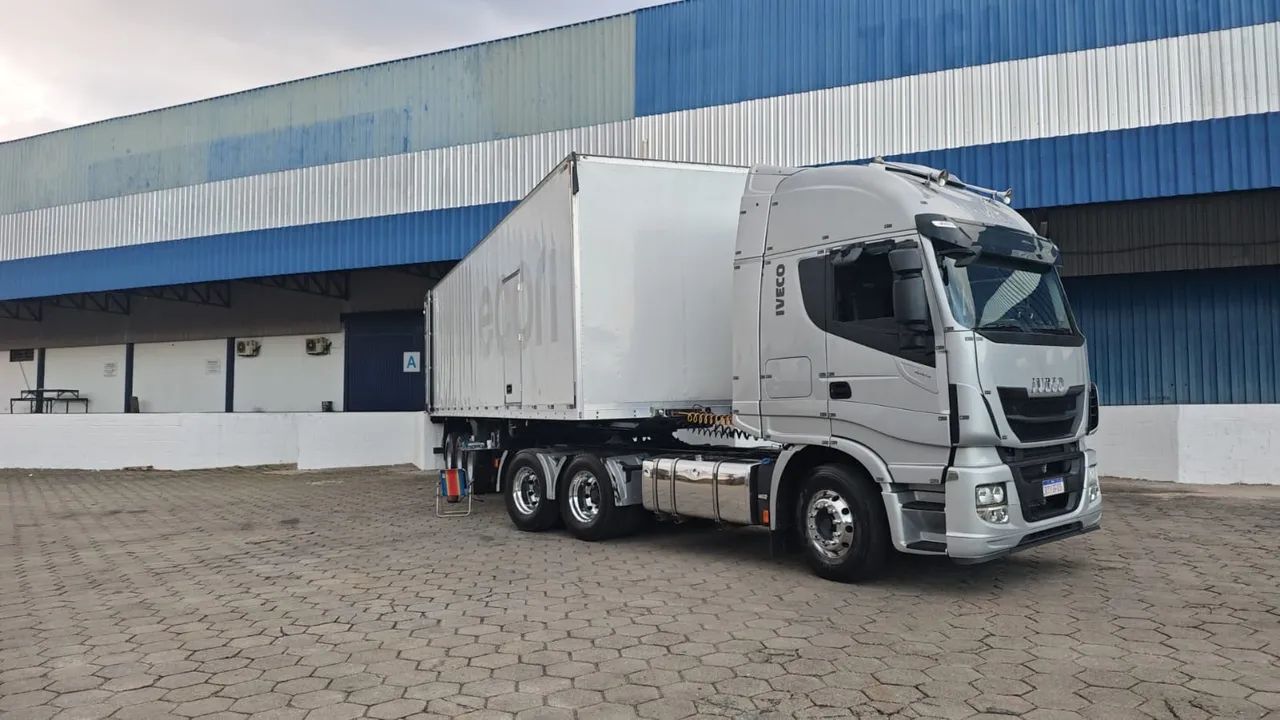 ÁGIO CAVALO IVECO 440 HIWAY + CARRETA BAÚ QUITADA