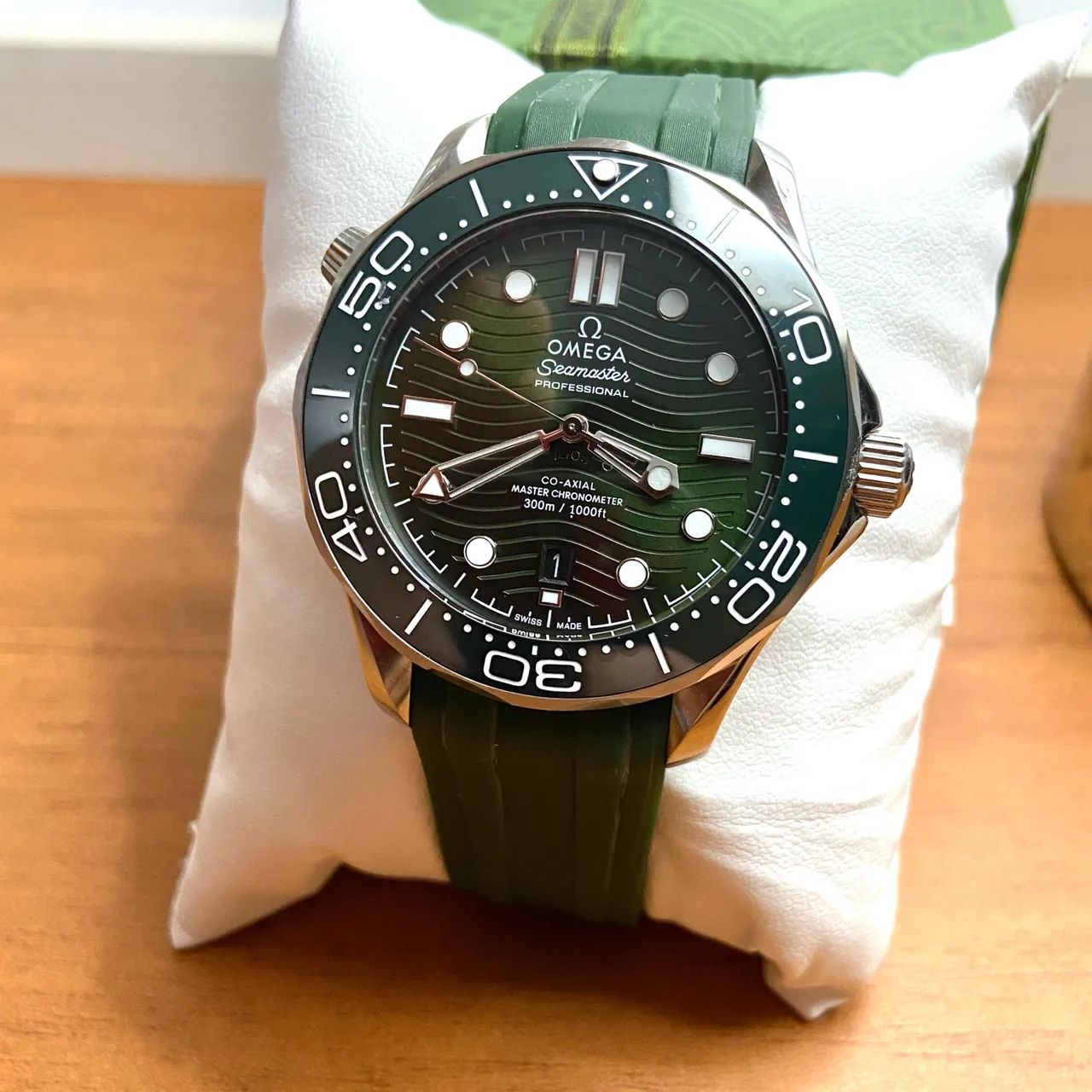 Relógio Omega Seamaster Verde automático bezel em ceramica