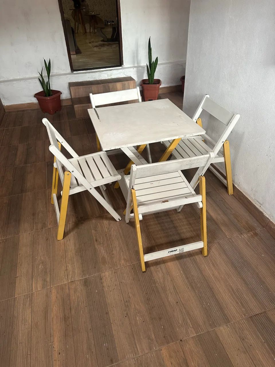 Mesa e cadeiras dobráveis