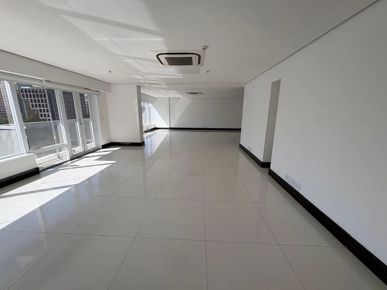 Sala comercial na Alameda Madeira, 162 - 704  100 m² - Foto 2