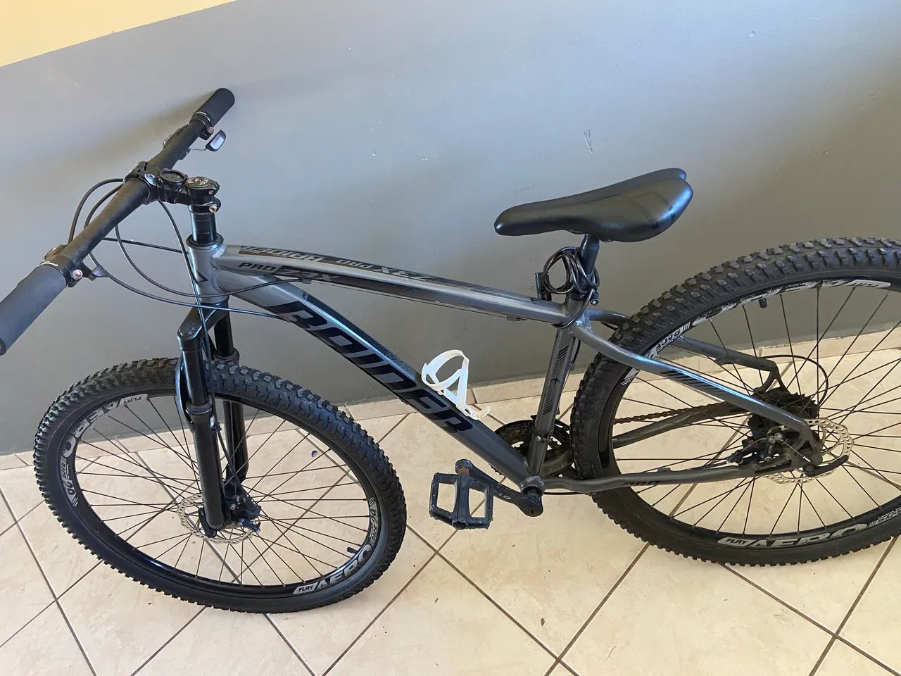 Vendo bicicleta aro 29 bem conservada  - Foto 3