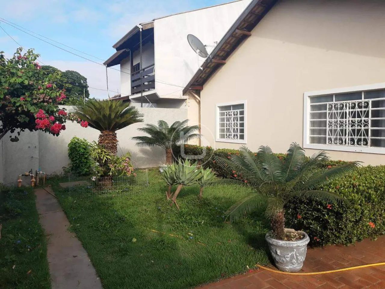 CASA COM AMPLO TERRENO E ESPAÇO PARA FESTAS - Foto 3