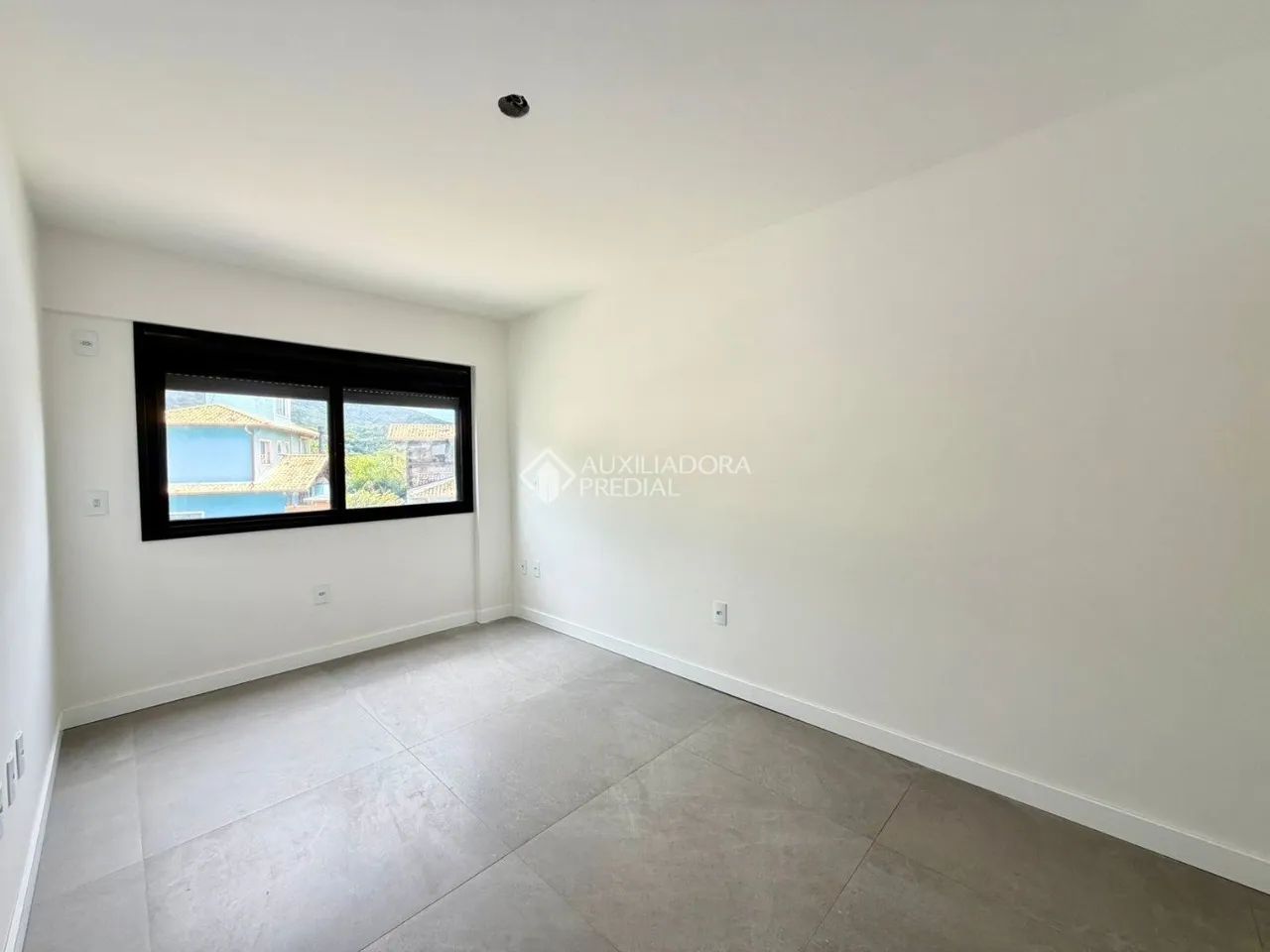 Apartamento semi-mobiliado com 70 m² privativos, novo e nunca ocupado. - Foto 3