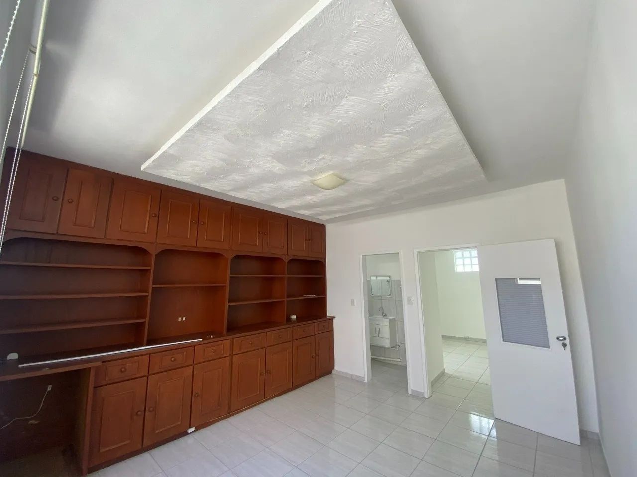 Sala Comercial na Galeria Jaqueline II, com 1 Banheiro, Armário.