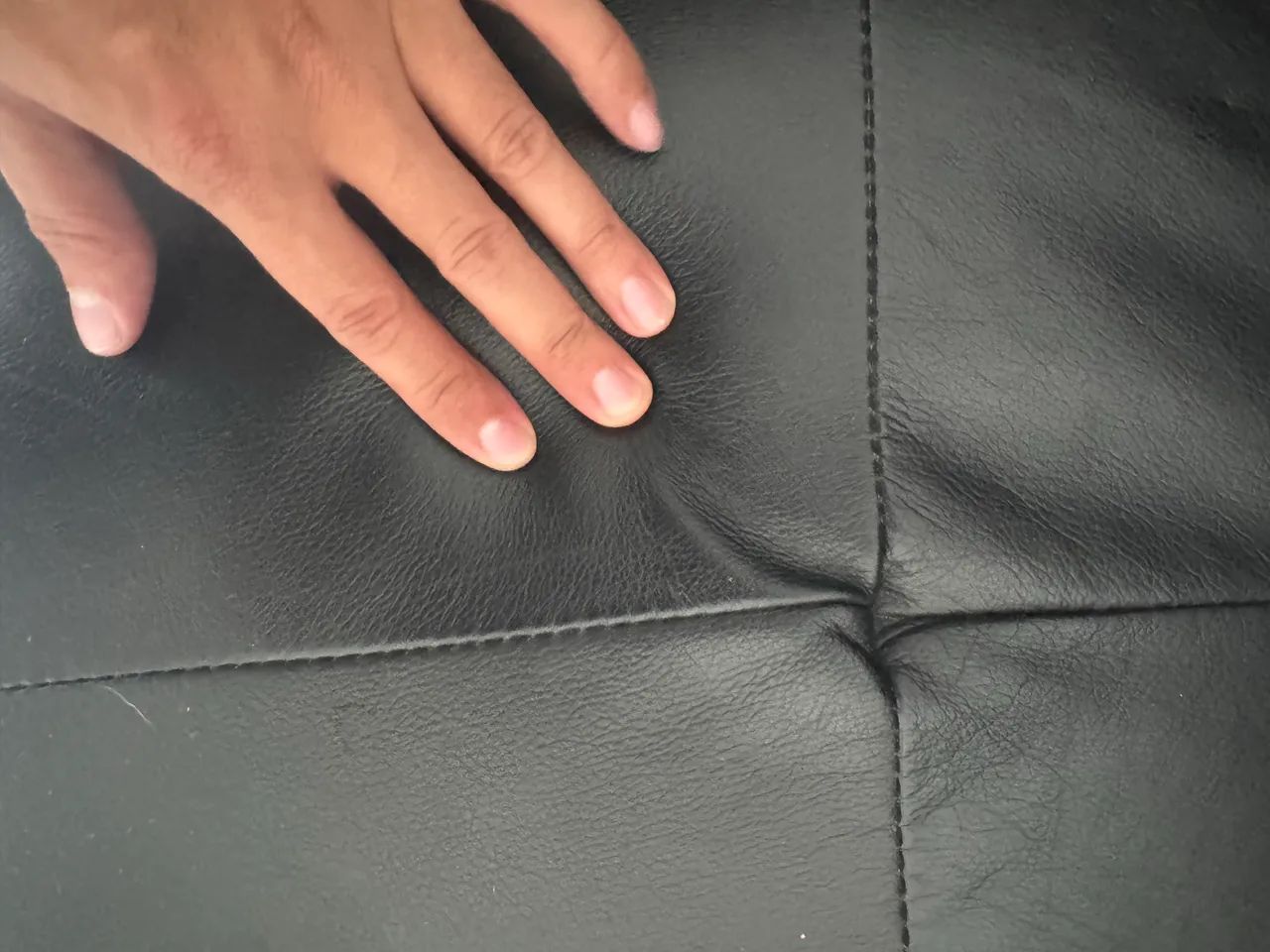 Sofá preto 2 lugares - Foto 4