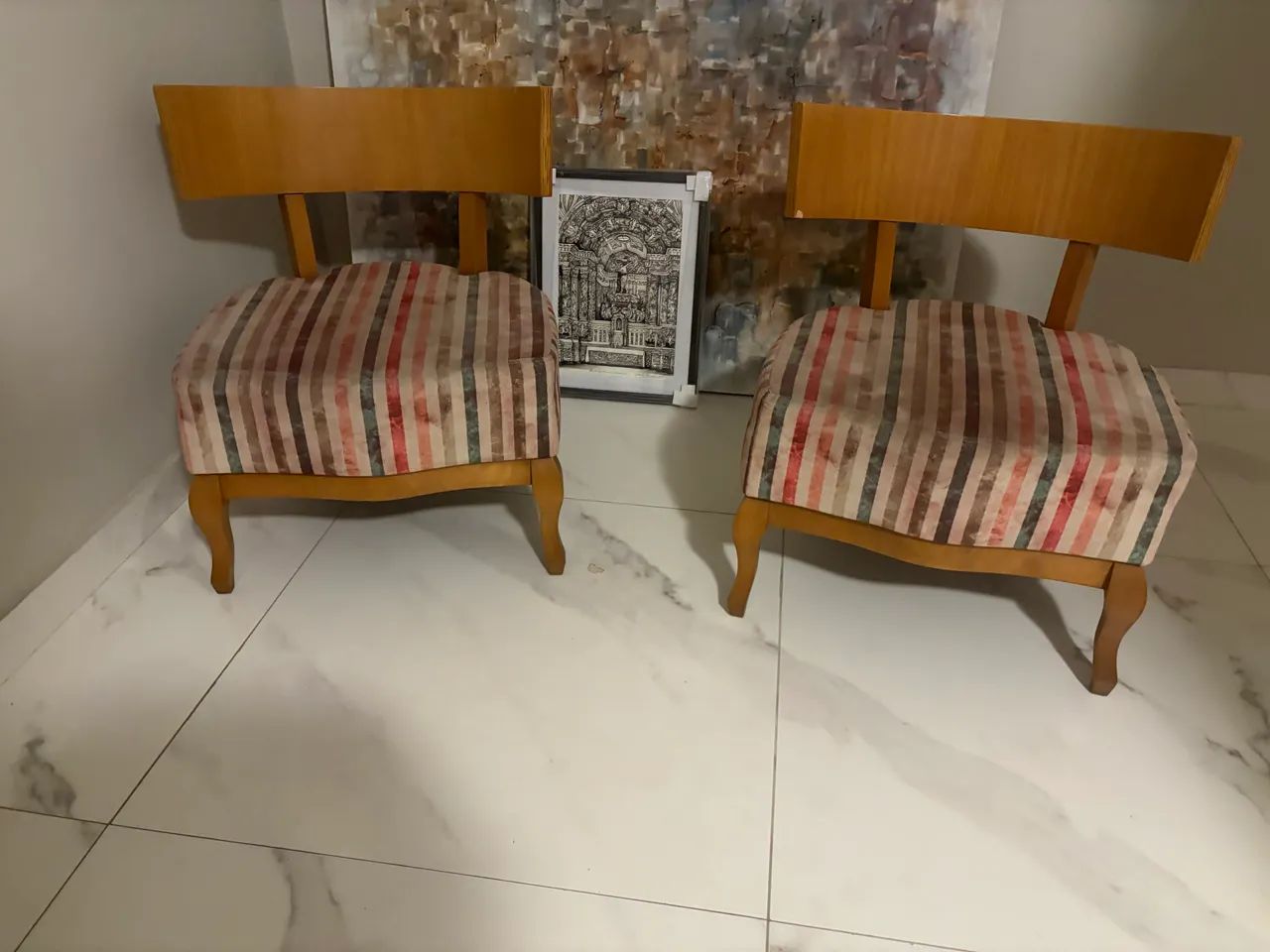 Par de poltronas em madeira estofadas - R$ 1.000 - Foto 2