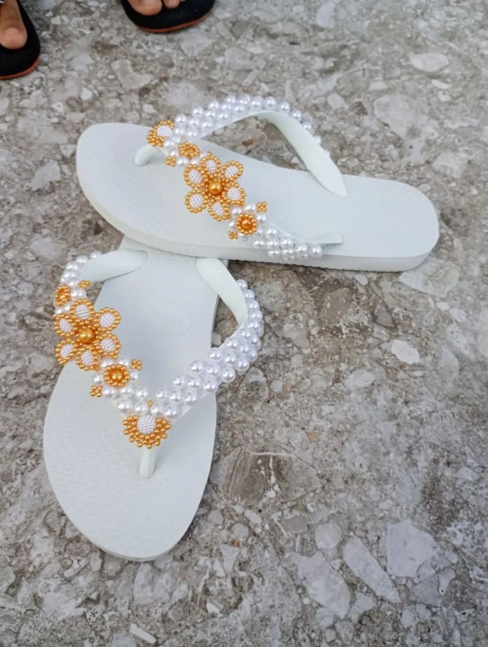 Havaianas decorada com pérolas - Foto 3