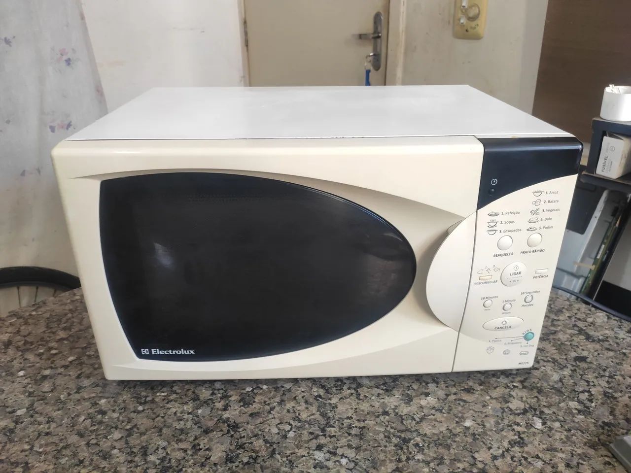 Microondas Eletro lux 30 litros, com garantia de 3 meses. - Foto 2