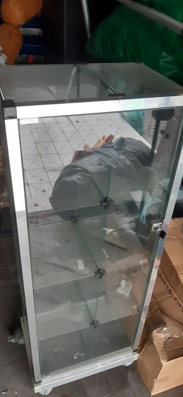Prateleira de Vidro com Rodinhas
