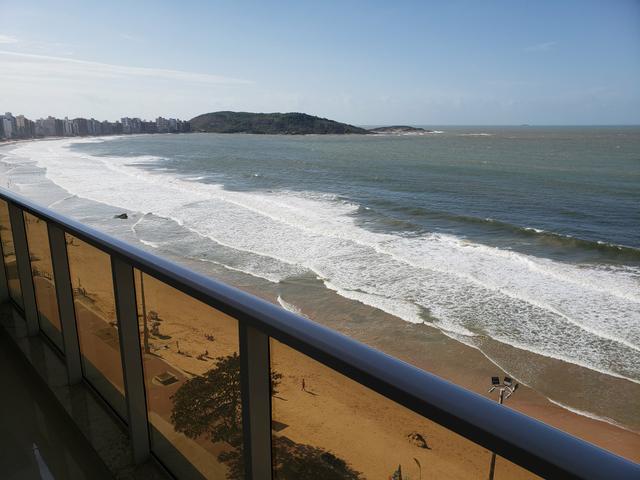 Apto de luxo, 3 suítes, 2 vagas de garagem de frente à praia - Foto 2