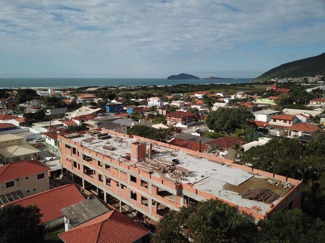 CR- Localizado na avenida principal do Santinho à 500 metros do mar