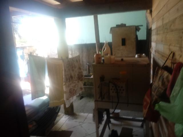 Venda de terreno com casa de madeira - Foto 2
