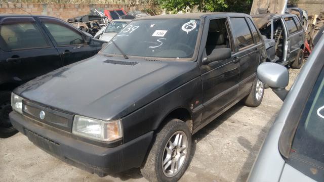 Uno Fire sucata para retirada de peças