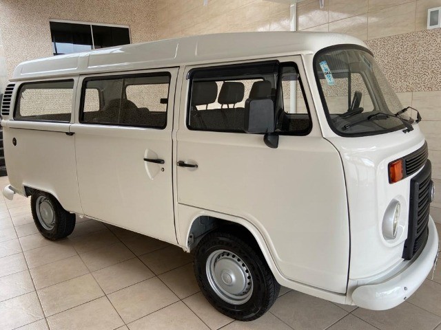 KOMBI 2014 C/12.800 KM RODADOS