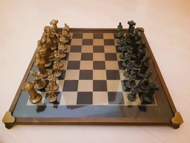 Jogo de Xadrez (tabuleiro em vidro, peças em bronze