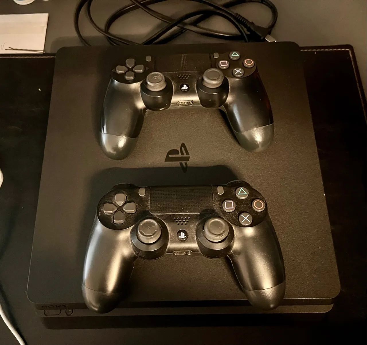 Playstation 4 com dois controles