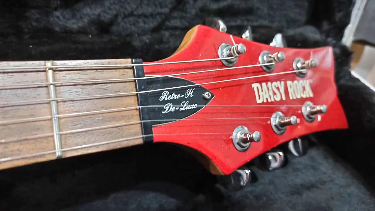 Guitarra Elétrica Daisy Rock com Bigsby vermelha - Instrumentos
