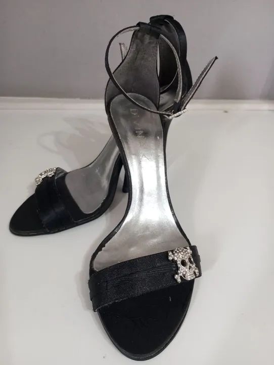 Sandália de salto alto preta Divina K com detalhe de caveira