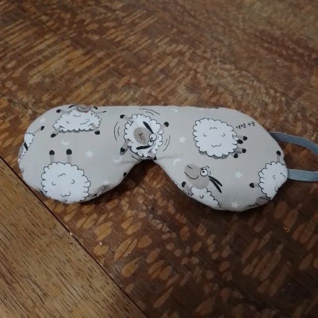 Almofadinha para os olhos feita em tecido algodão com recheio de camomila e lavanda