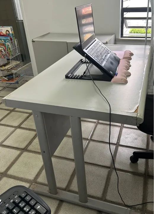 Mesa Escrivaninha cinza - pes de aço - Foto 3