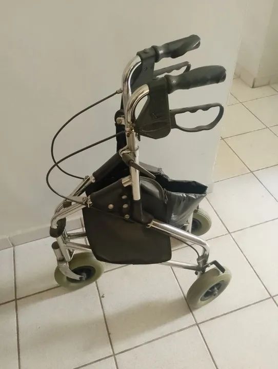 Andador articulado com rodinhas
