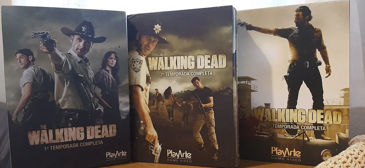 Vendo 1,2 e 3 temporada de The Walking Dead originais.