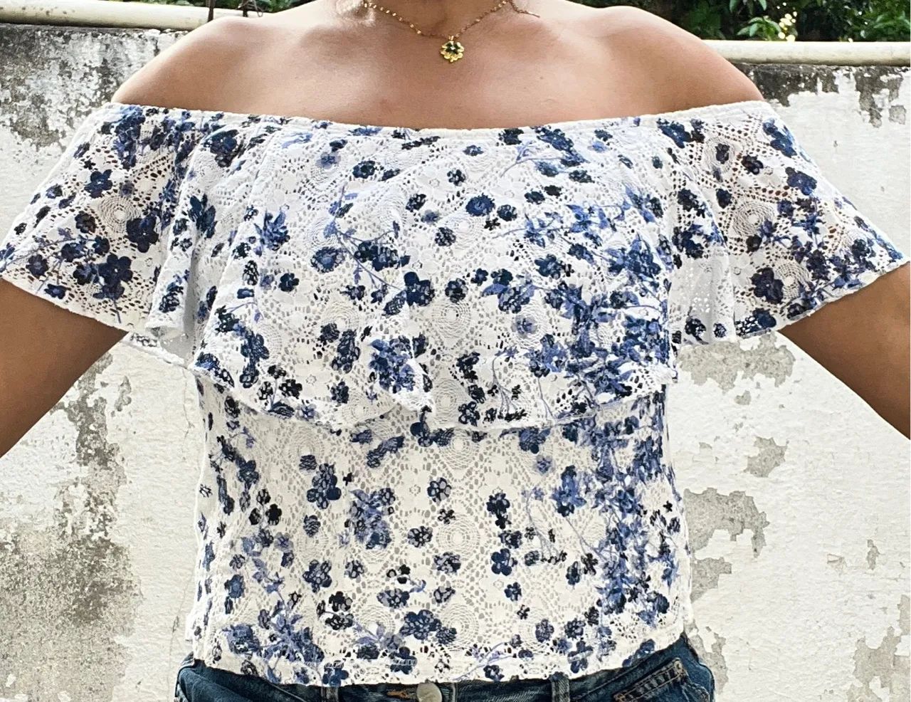Blusa branca de renda com estampa floral - Foto 2