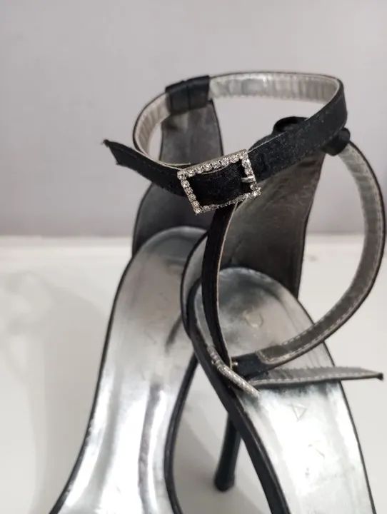 Sandália de salto alto preta Divina K com detalhe de caveira - Foto 4