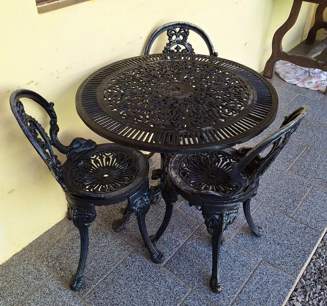 ANTIGO CONJUNTO DE MESA E CADEIRAS PARA JARDIM EM FERRO FUNDIDO.