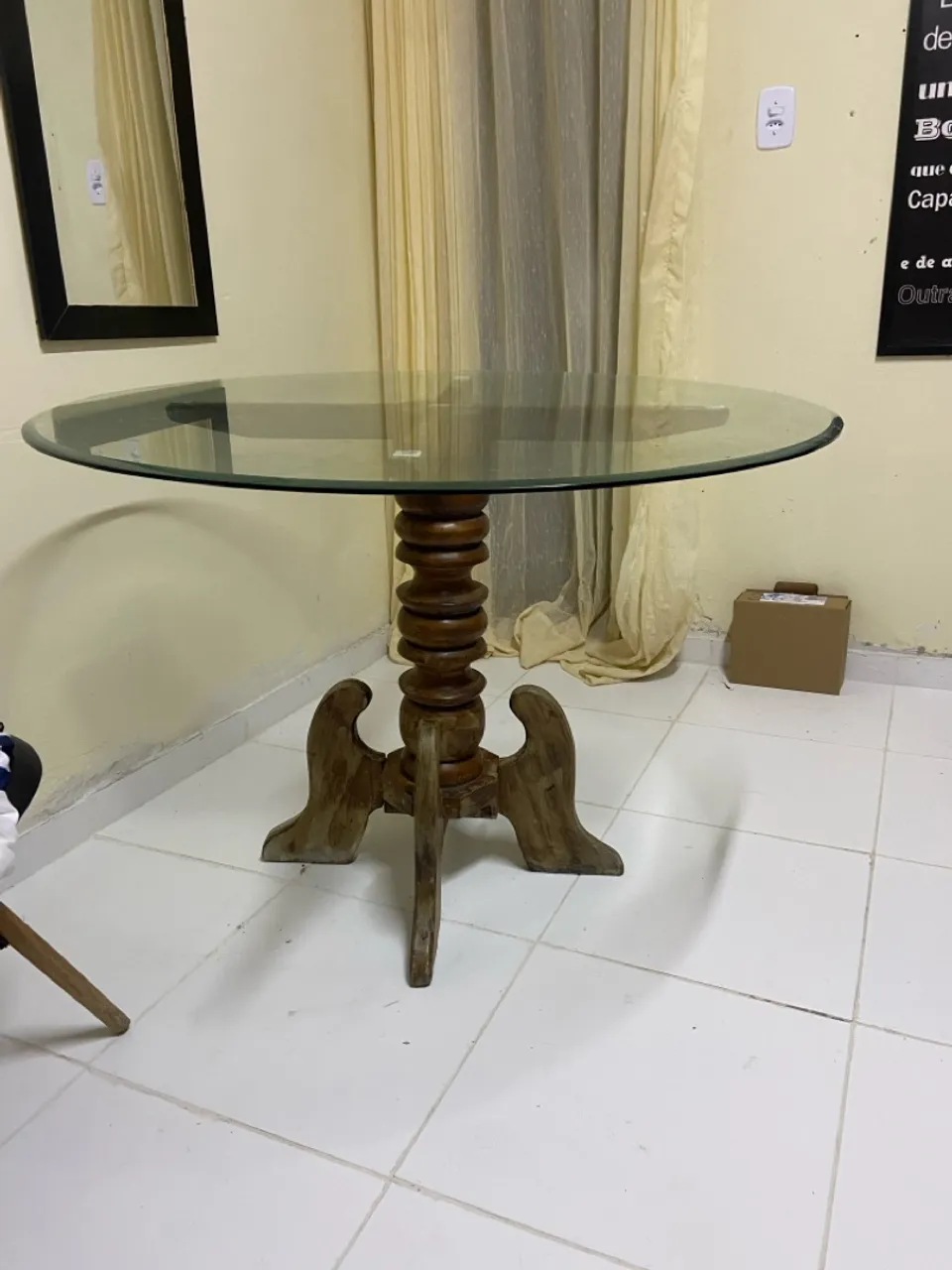 Mesa de centro redonda com base de madeira torneada