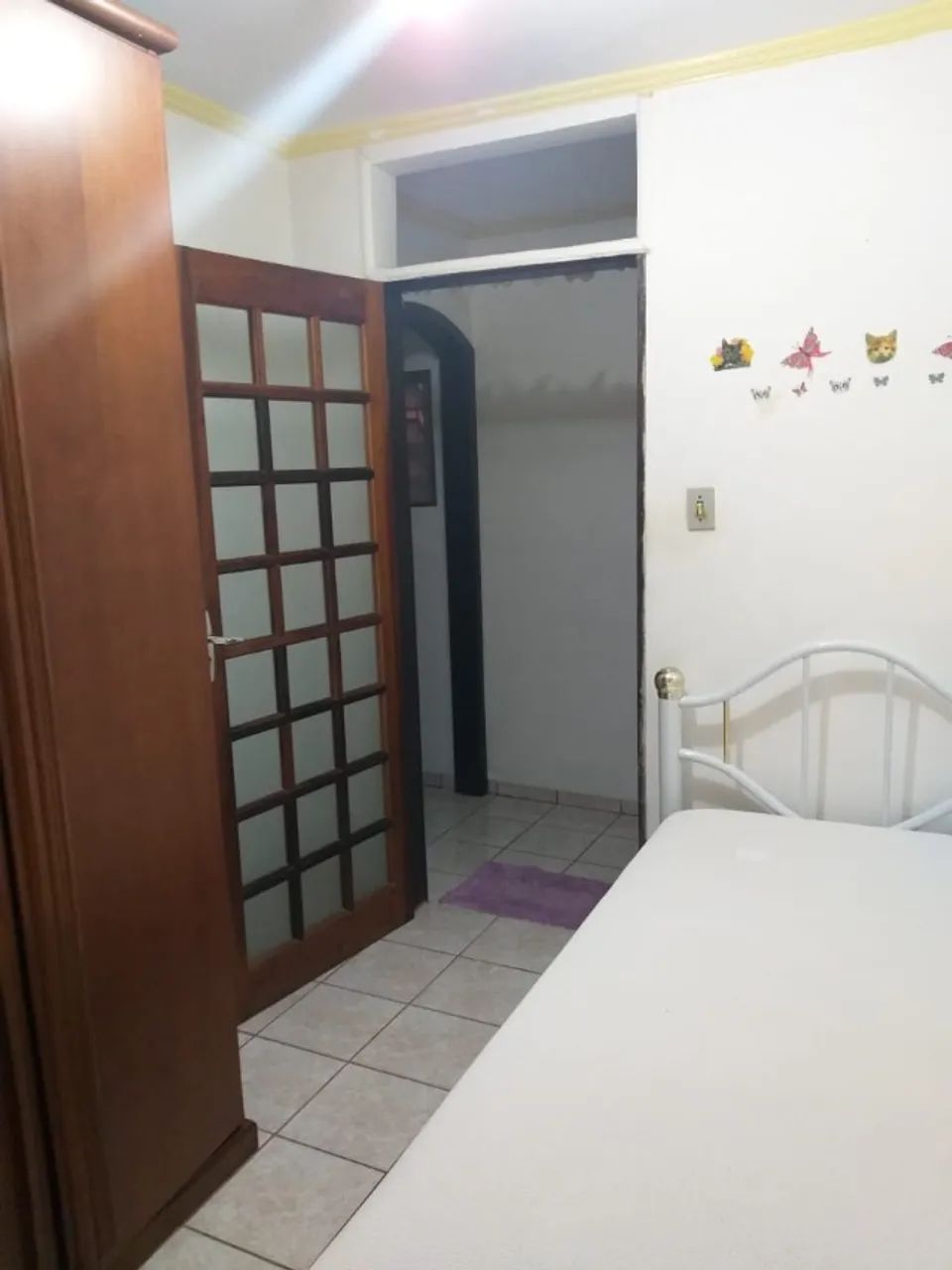 Aluga-se quarto individual mobiliado para moças.