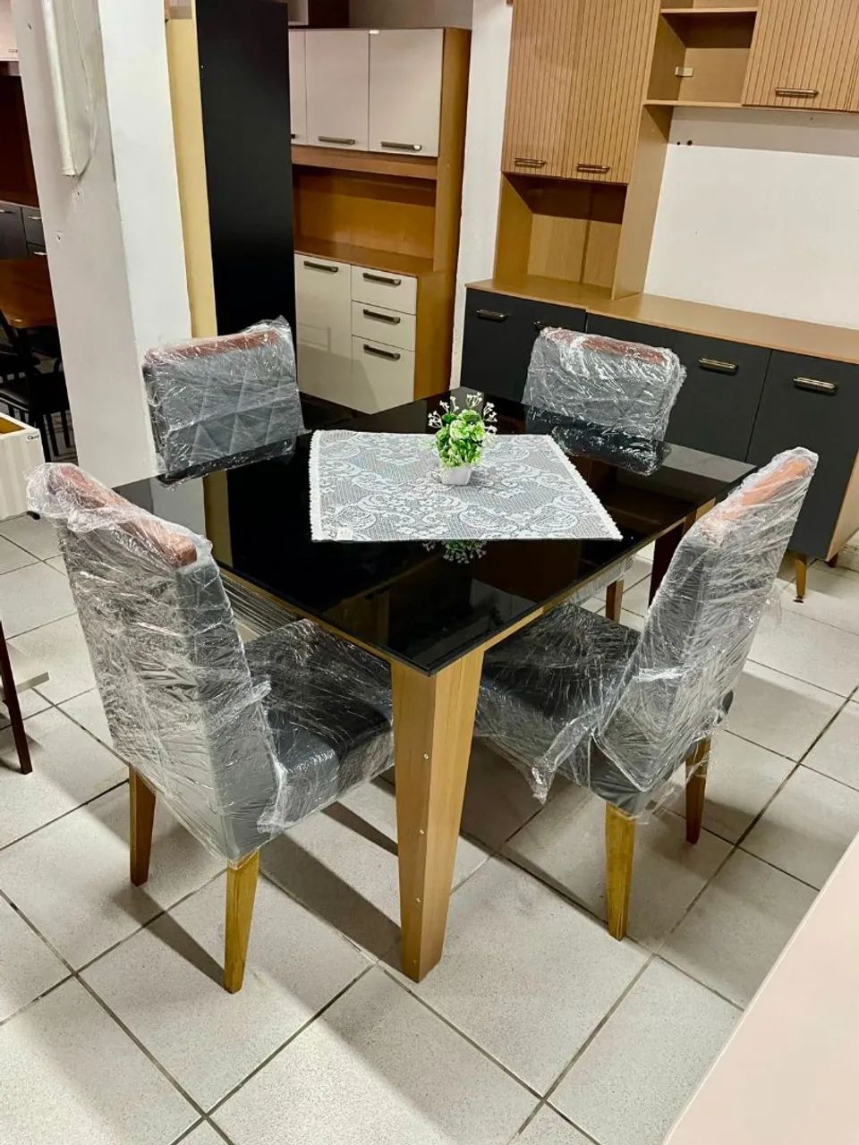 Mesa de 4 lugares com tampo de vidro entregamos