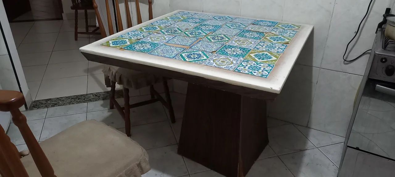 Mesa de Jantar em Madeira com Tampo Decorado
