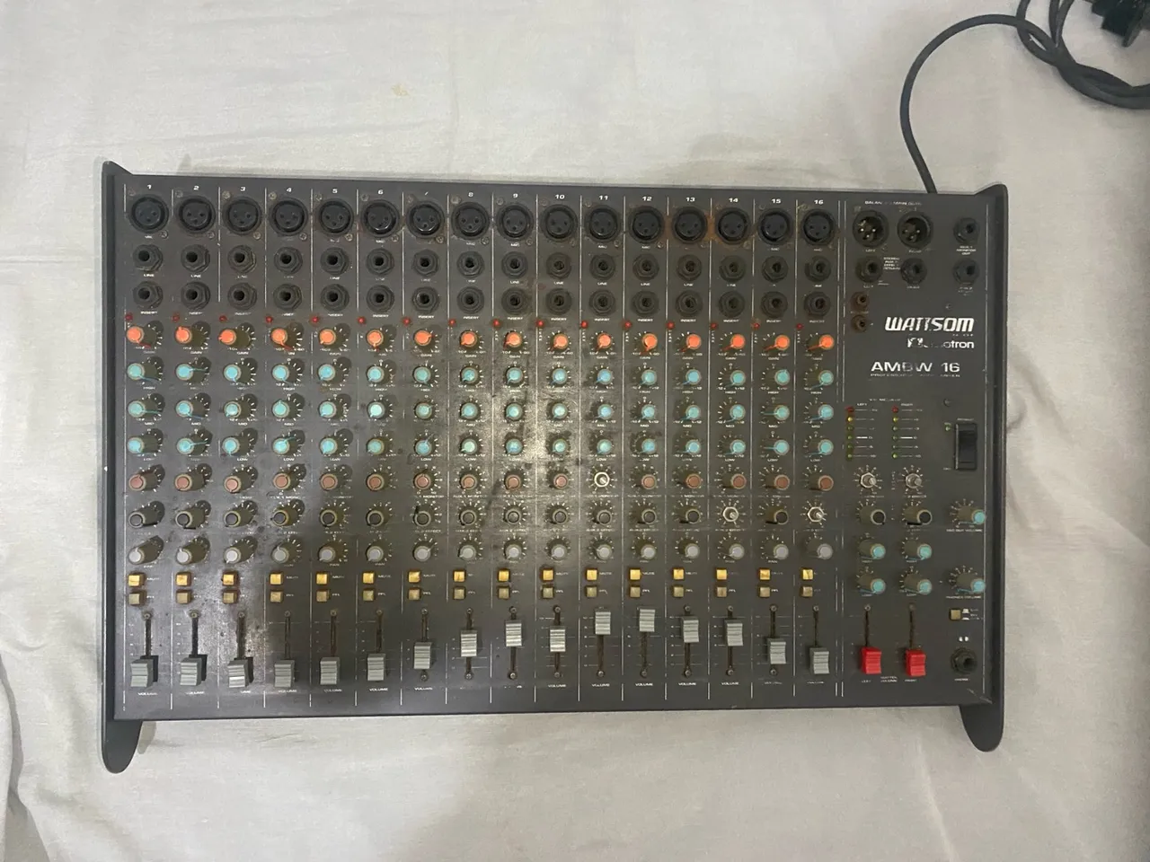 Mesa som 16 canais