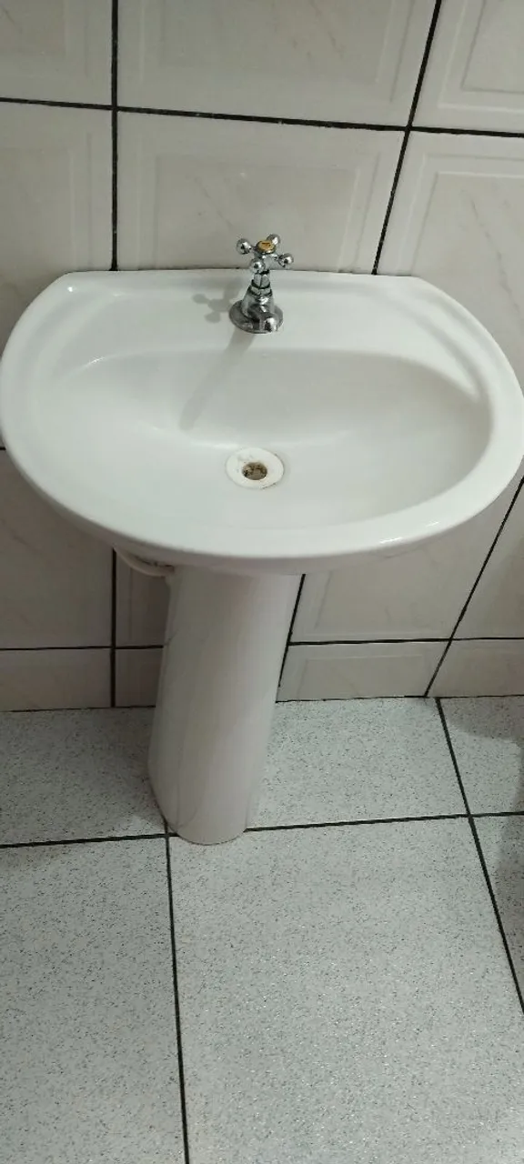 Cuba de banheiro com coluna