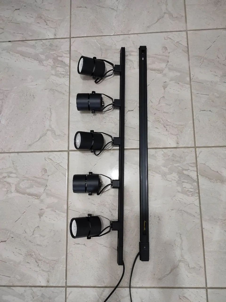 Spot trilho eletrificado com 5 lâmpadas de 7 watts - Foto 3