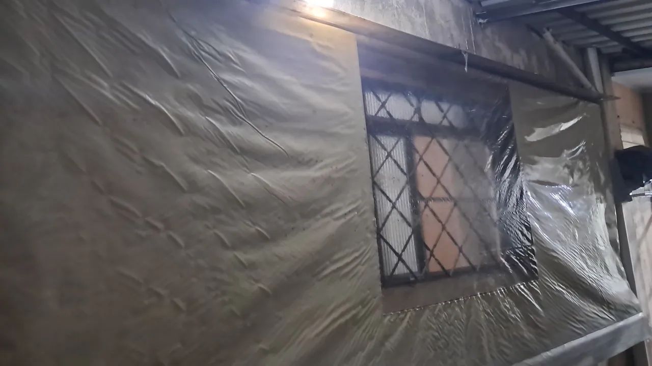 Vendo toldo de plástico grosso e resistente. 